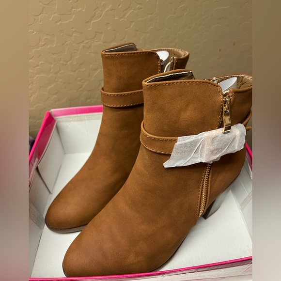 Tan boots - Picture 3 of 3